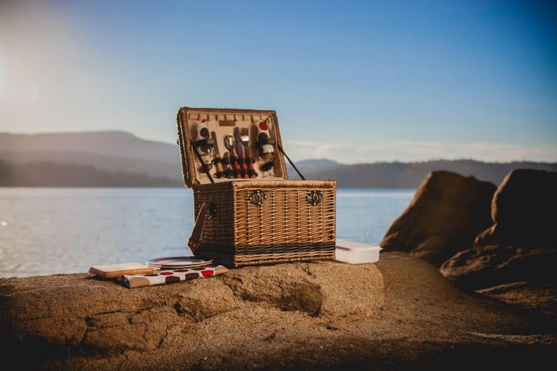 Yellowstone - Moka Picnic Basket w/Deluxe Service for 2 - 3